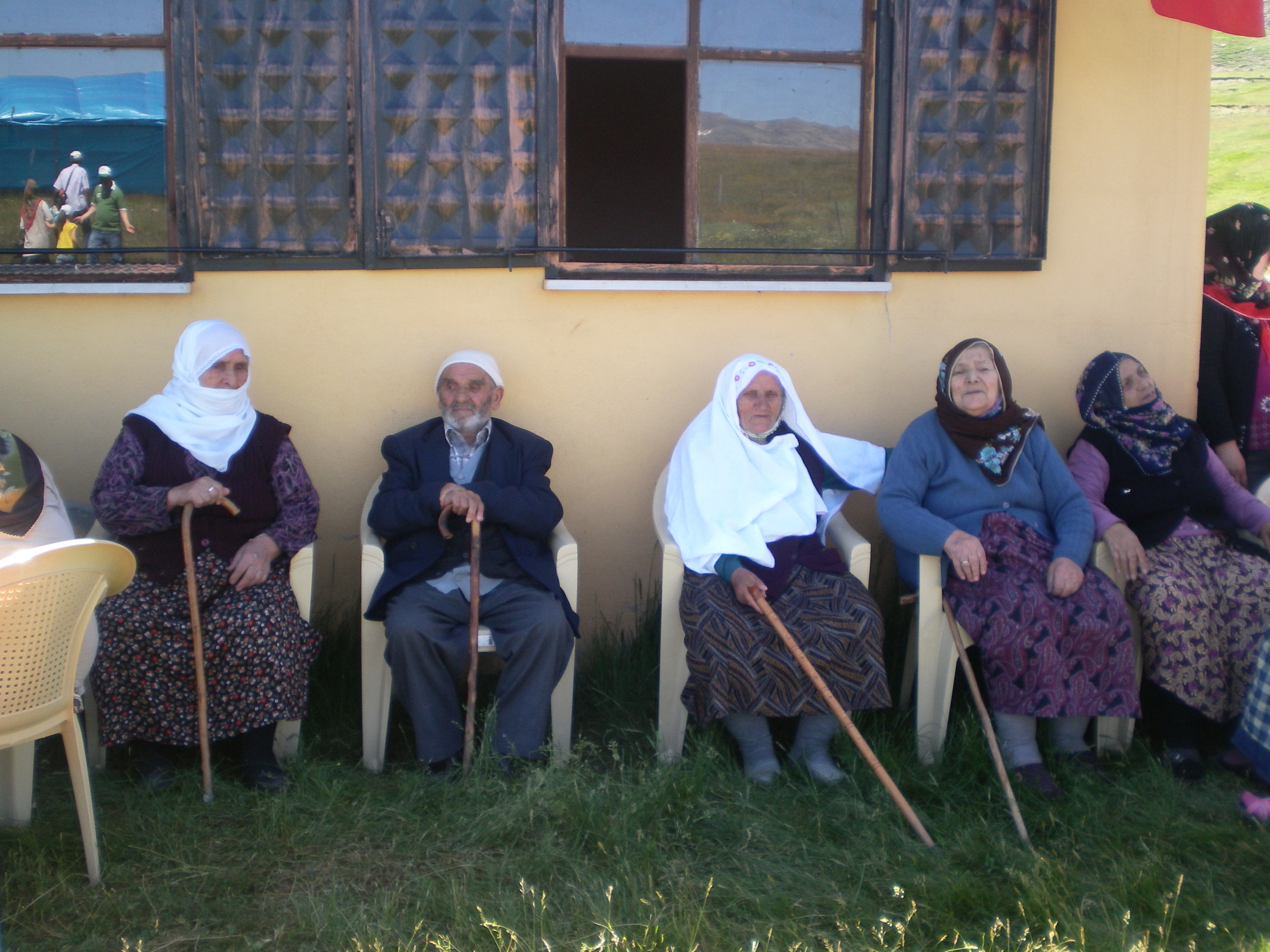 SOLDAN SAĞA (SABİRE İNAN,MUSTAFA SALTIK,ZEHRA SALTIK,HATİCE SALTIK,FATMA İNAN) RABBİMİZ TÜM ÖLMÜŞLERİMİZE RAHMET ETSİN